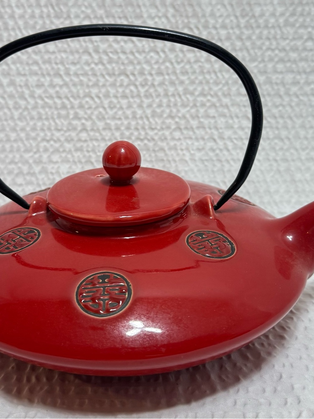 Chinese Red Ceramic Teapot with Black Handle - Elegant Asian-Inspired Design